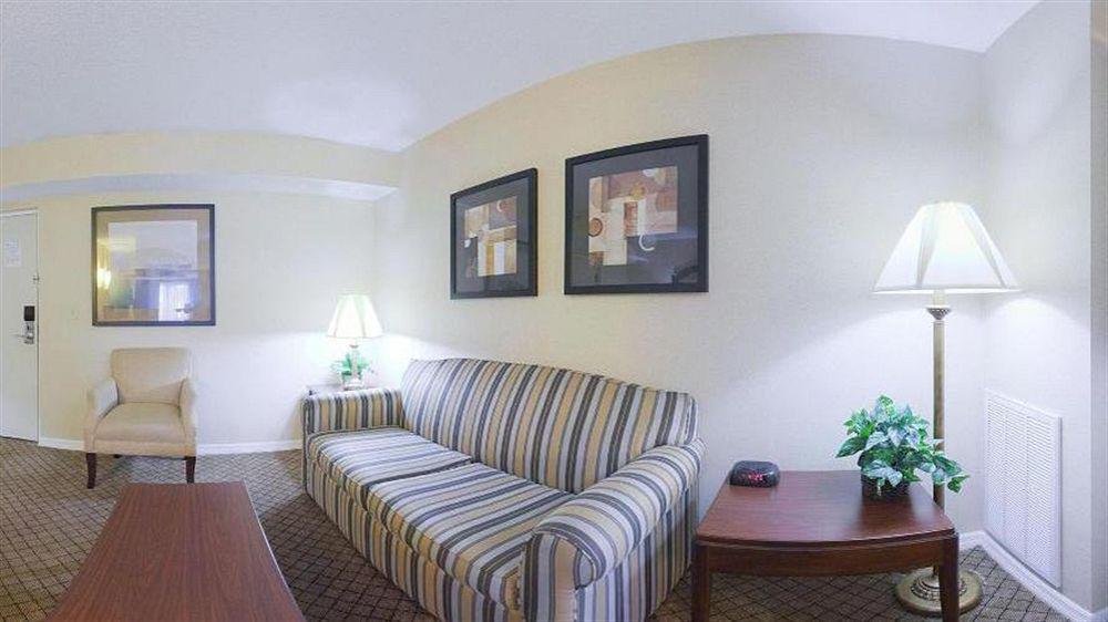 Holiday Inn Express Hotel & Suites Bradenton West By Ihg Exterior foto