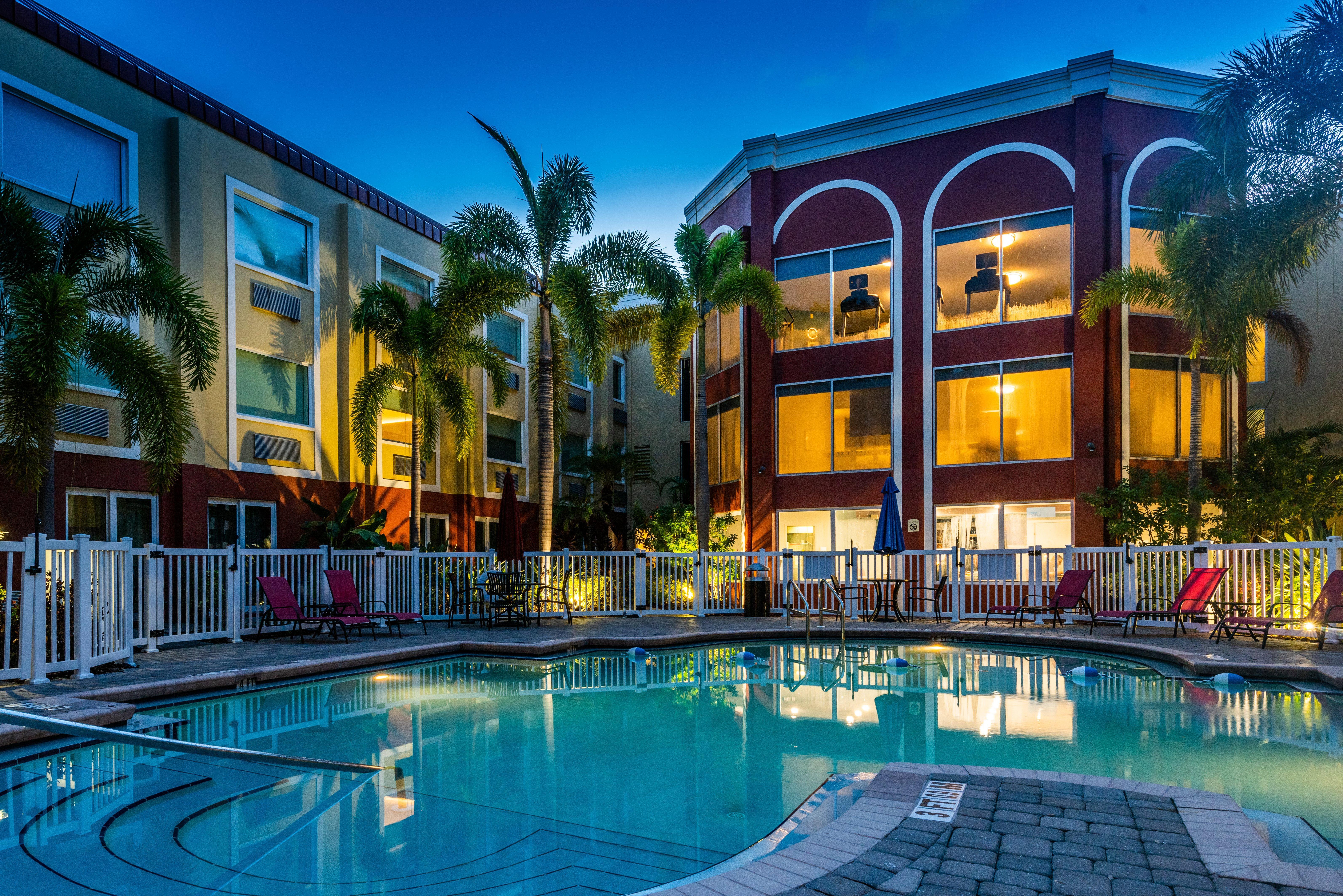 Holiday Inn Express Hotel & Suites Bradenton West By Ihg Exterior foto