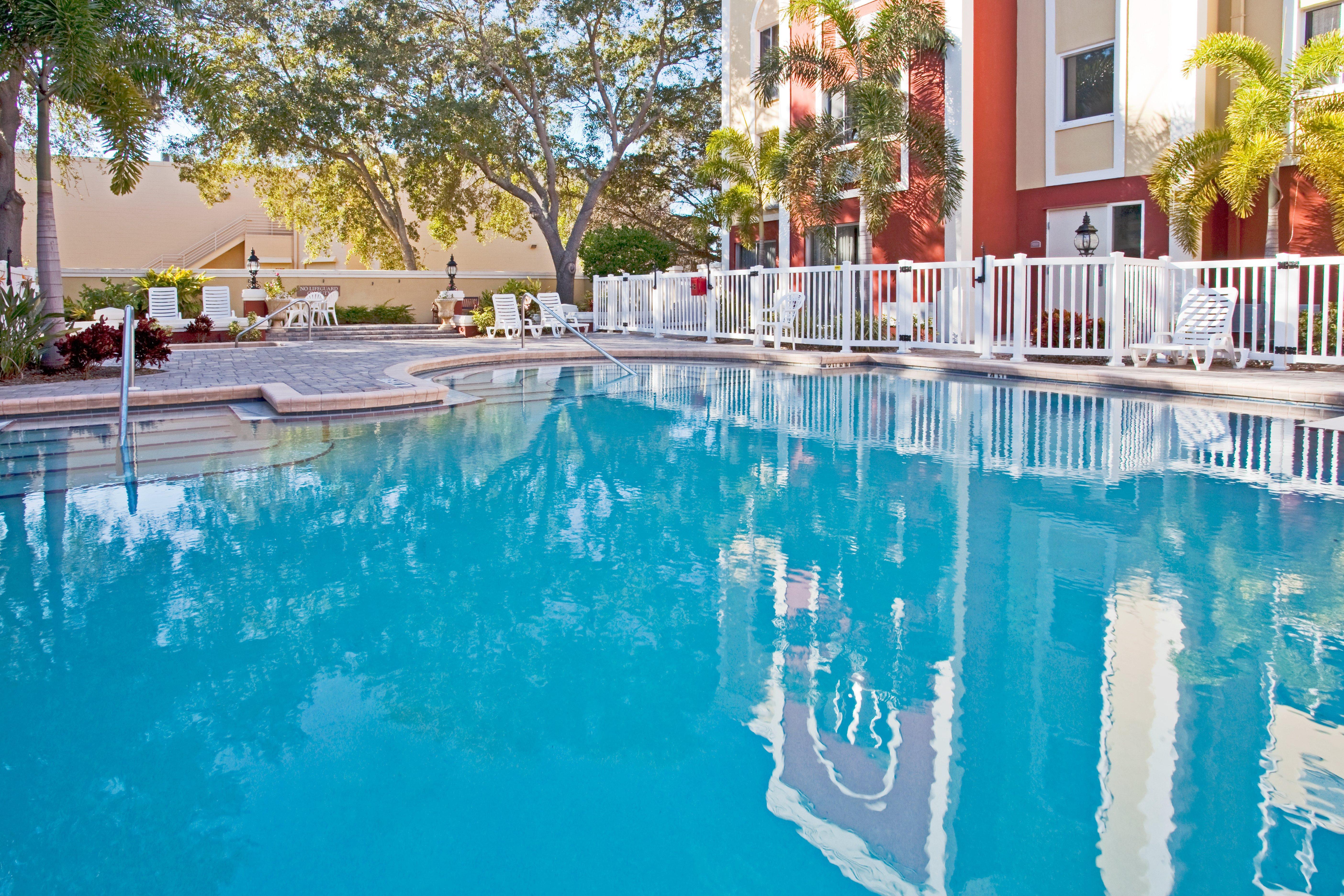 Holiday Inn Express Hotel & Suites Bradenton West By Ihg Exterior foto