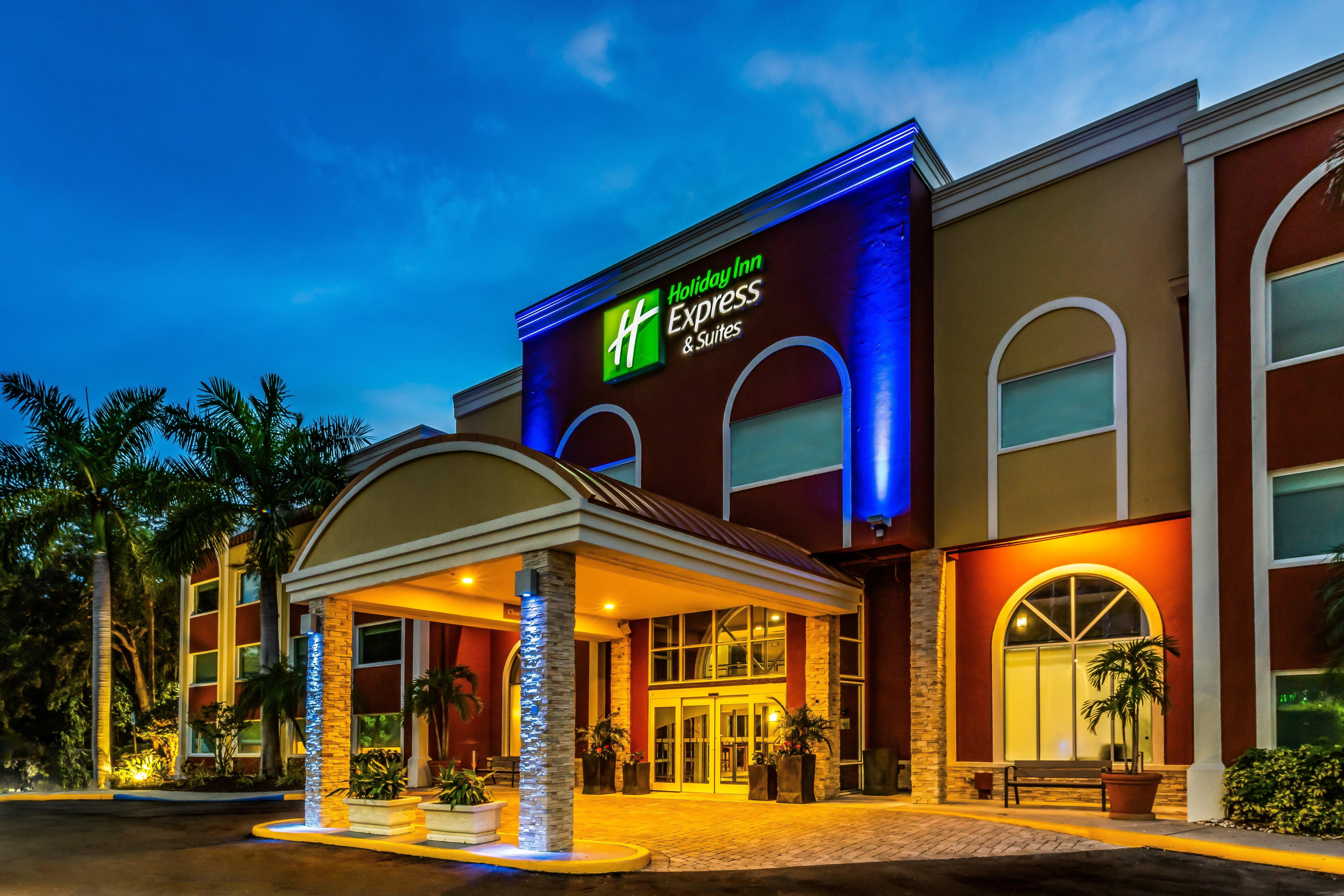 Holiday Inn Express Hotel & Suites Bradenton West By Ihg Exterior foto