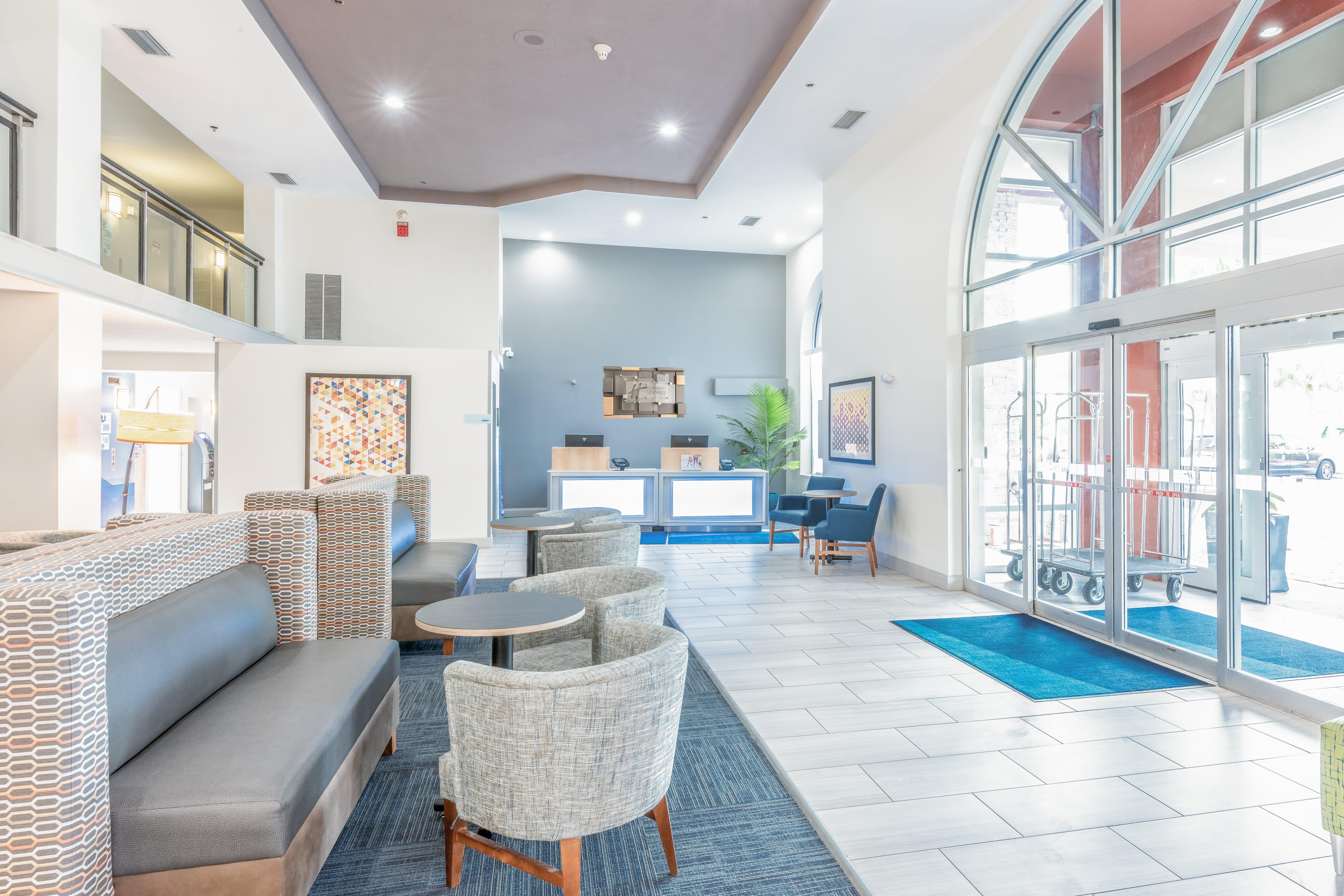 Holiday Inn Express Hotel & Suites Bradenton West By Ihg Exterior foto