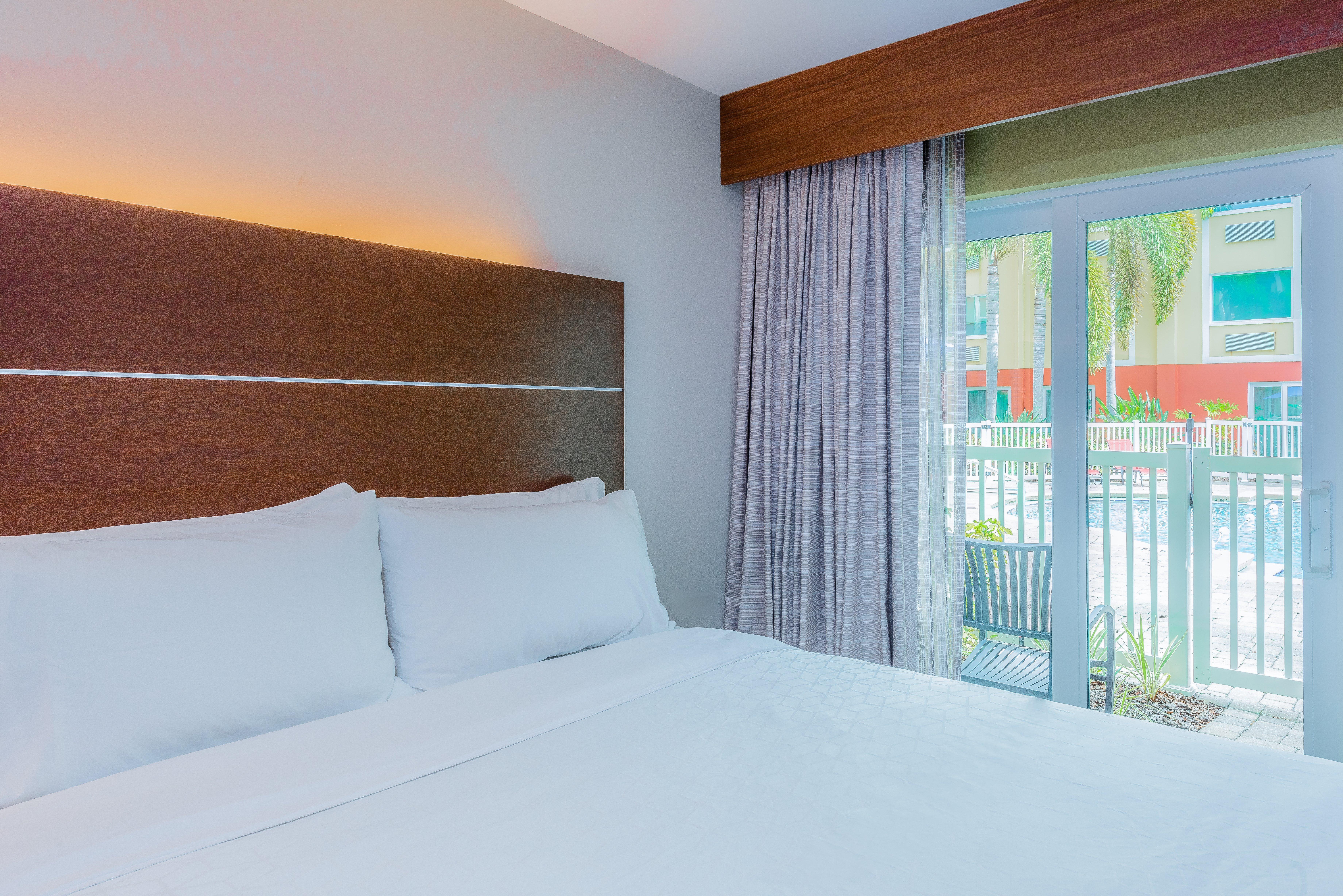 Holiday Inn Express Hotel & Suites Bradenton West By Ihg Exterior foto