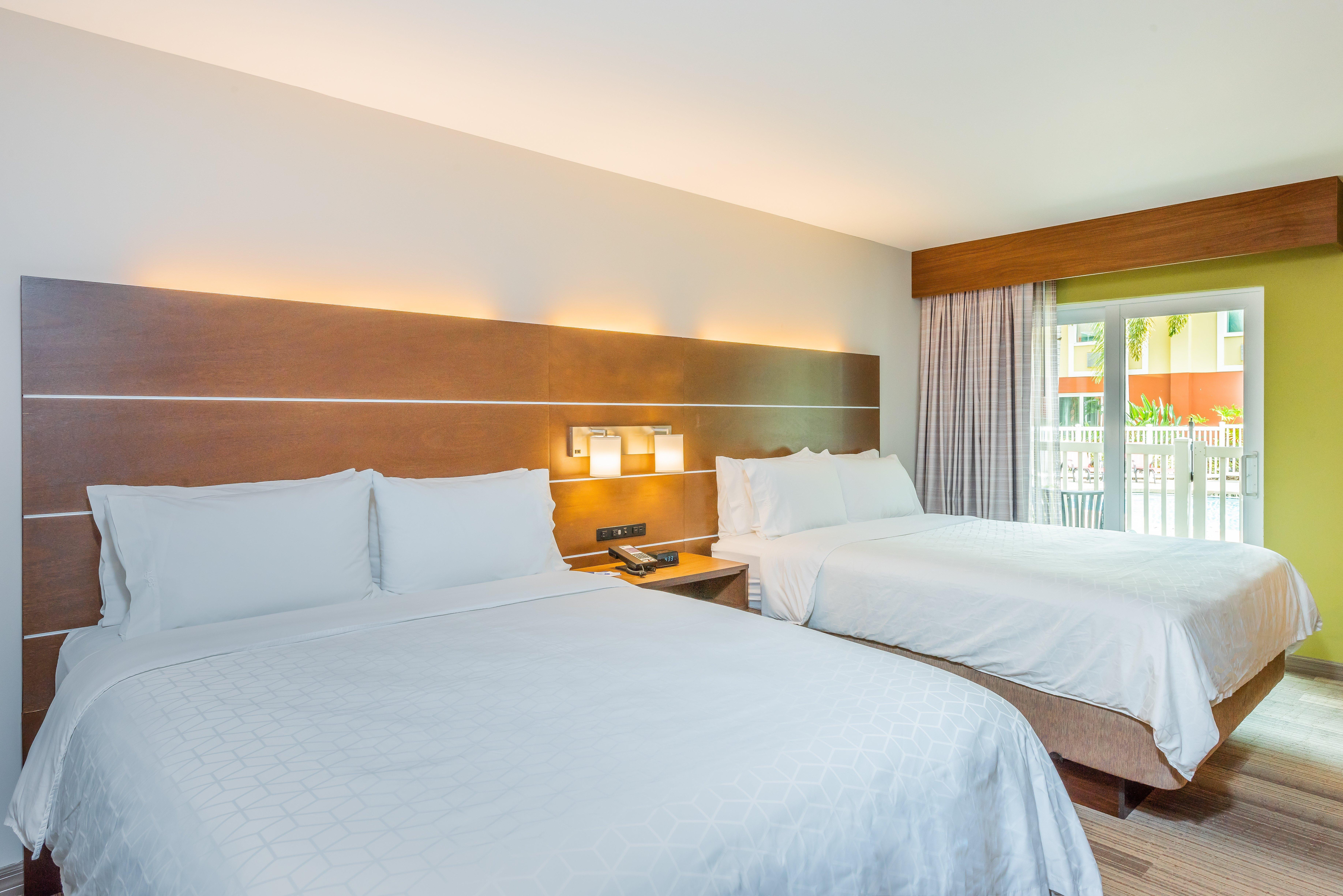 Holiday Inn Express Hotel & Suites Bradenton West By Ihg Exterior foto