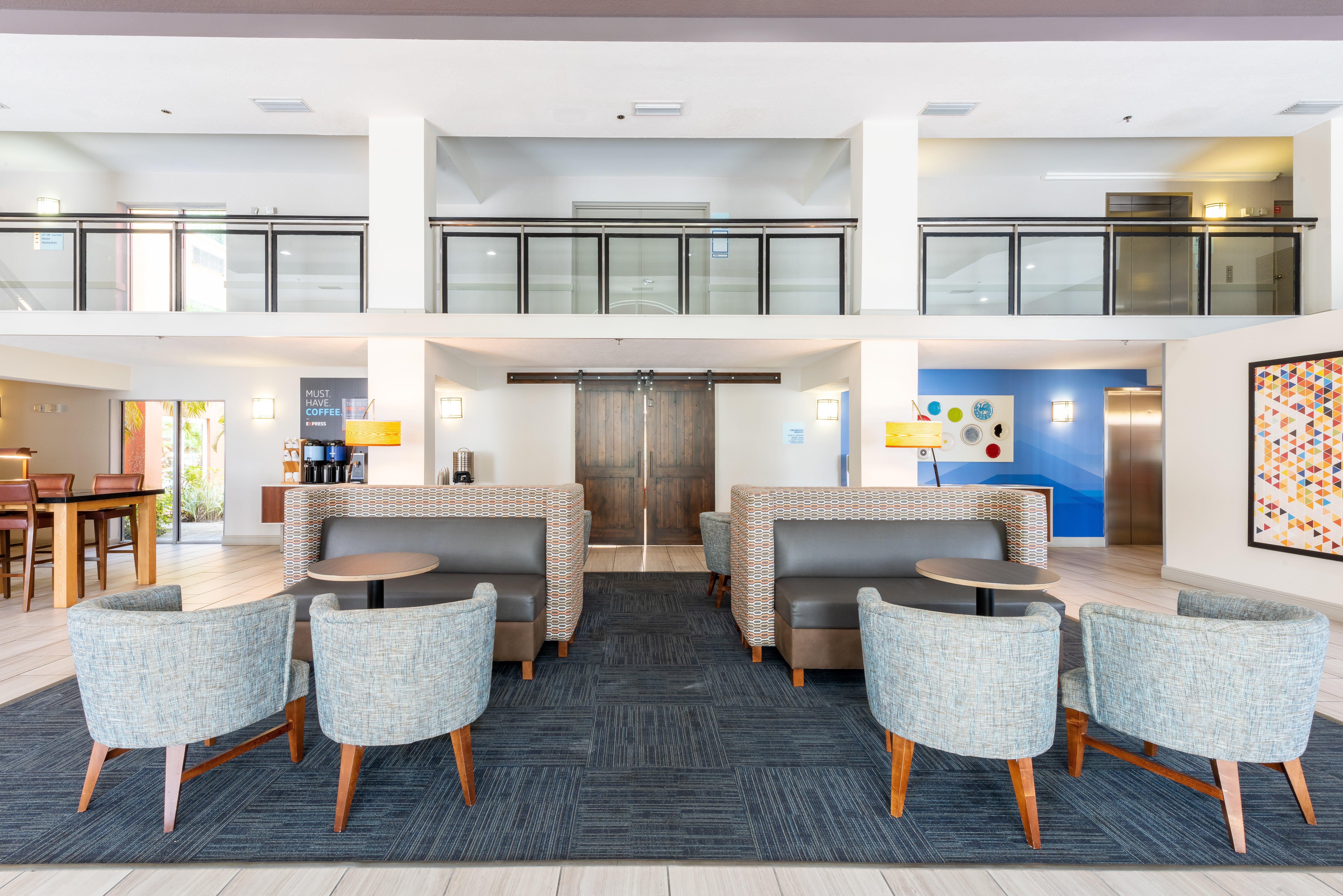 Holiday Inn Express Hotel & Suites Bradenton West By Ihg Exterior foto