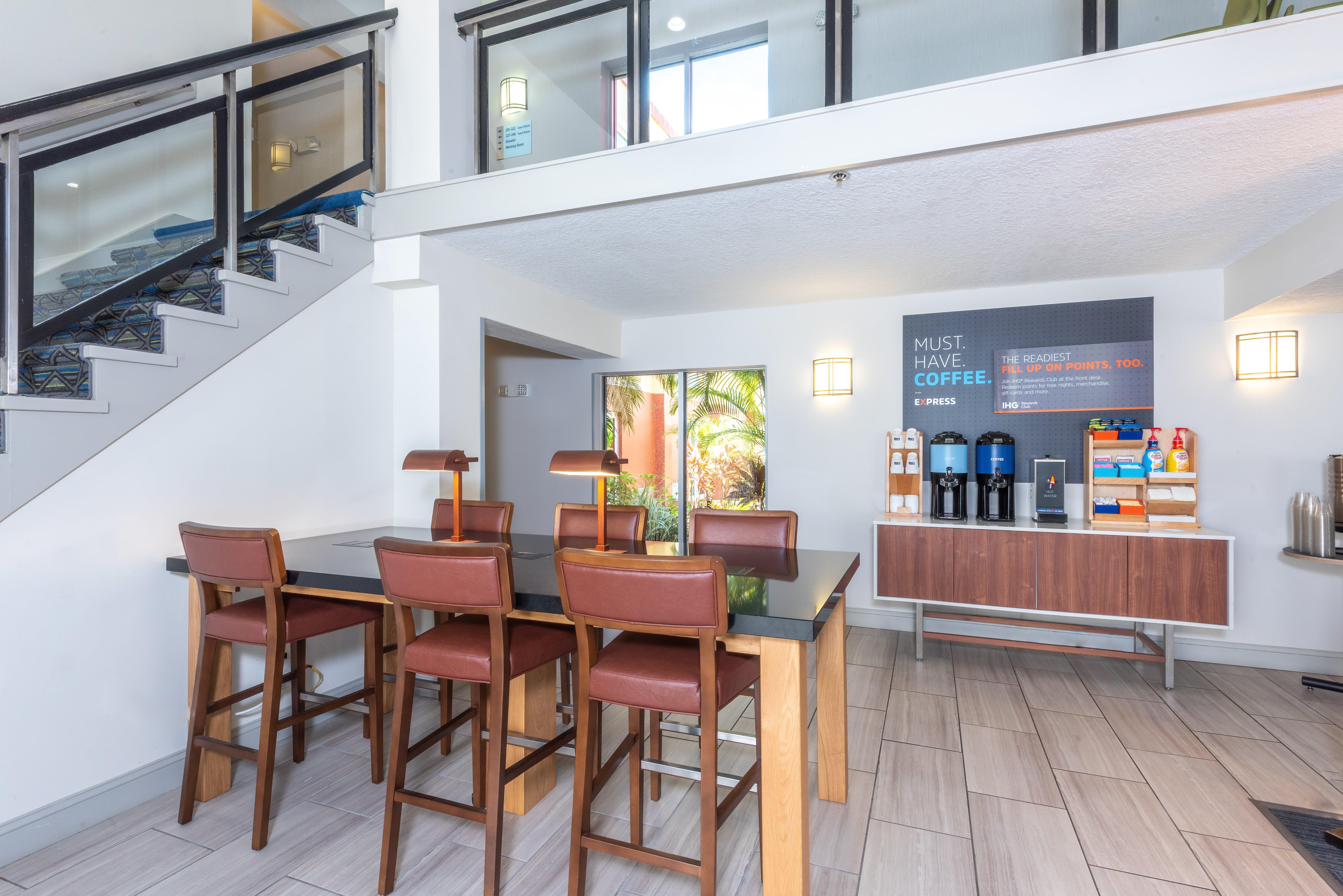 Holiday Inn Express Hotel & Suites Bradenton West By Ihg Exterior foto