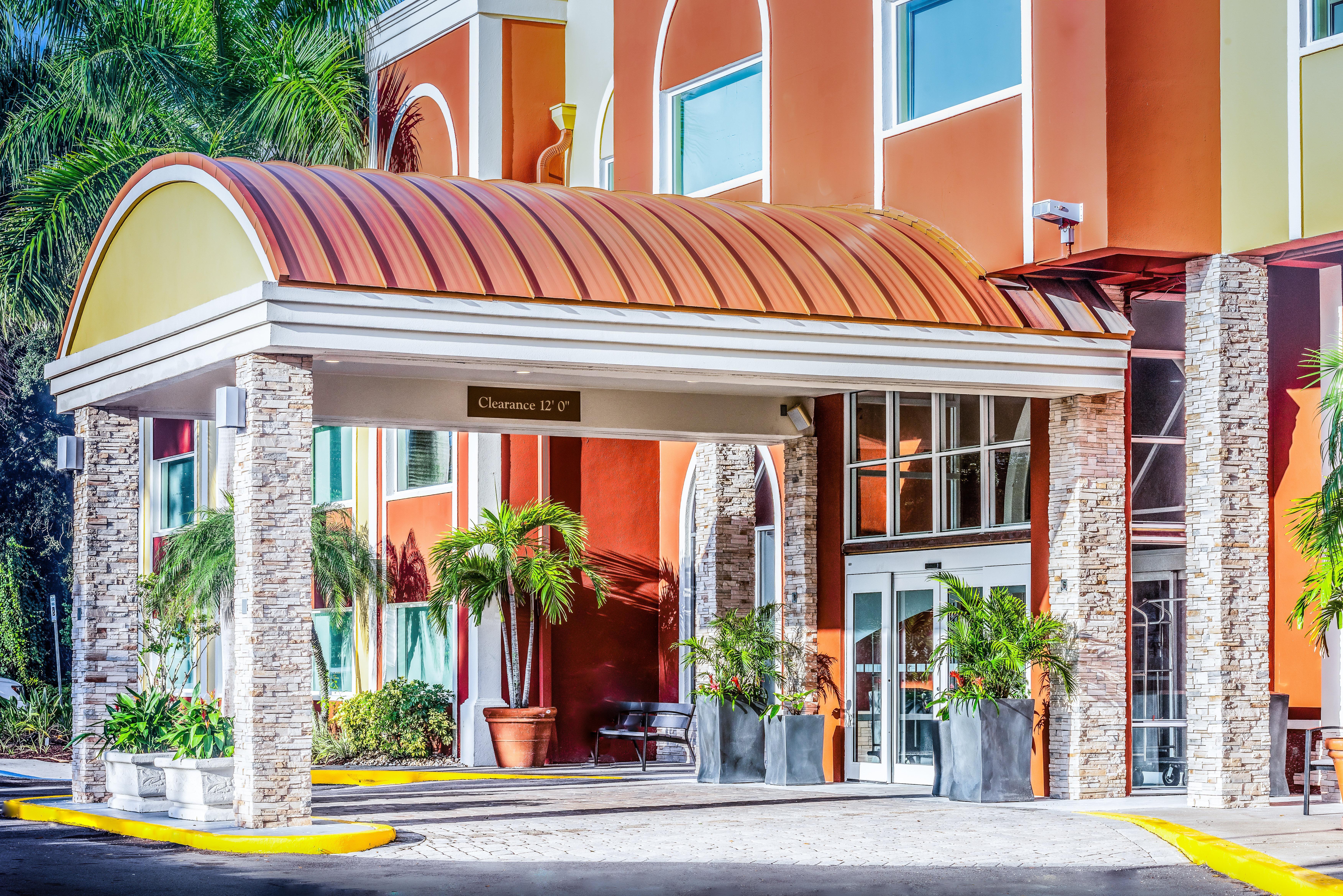 Holiday Inn Express Hotel & Suites Bradenton West By Ihg Exterior foto
