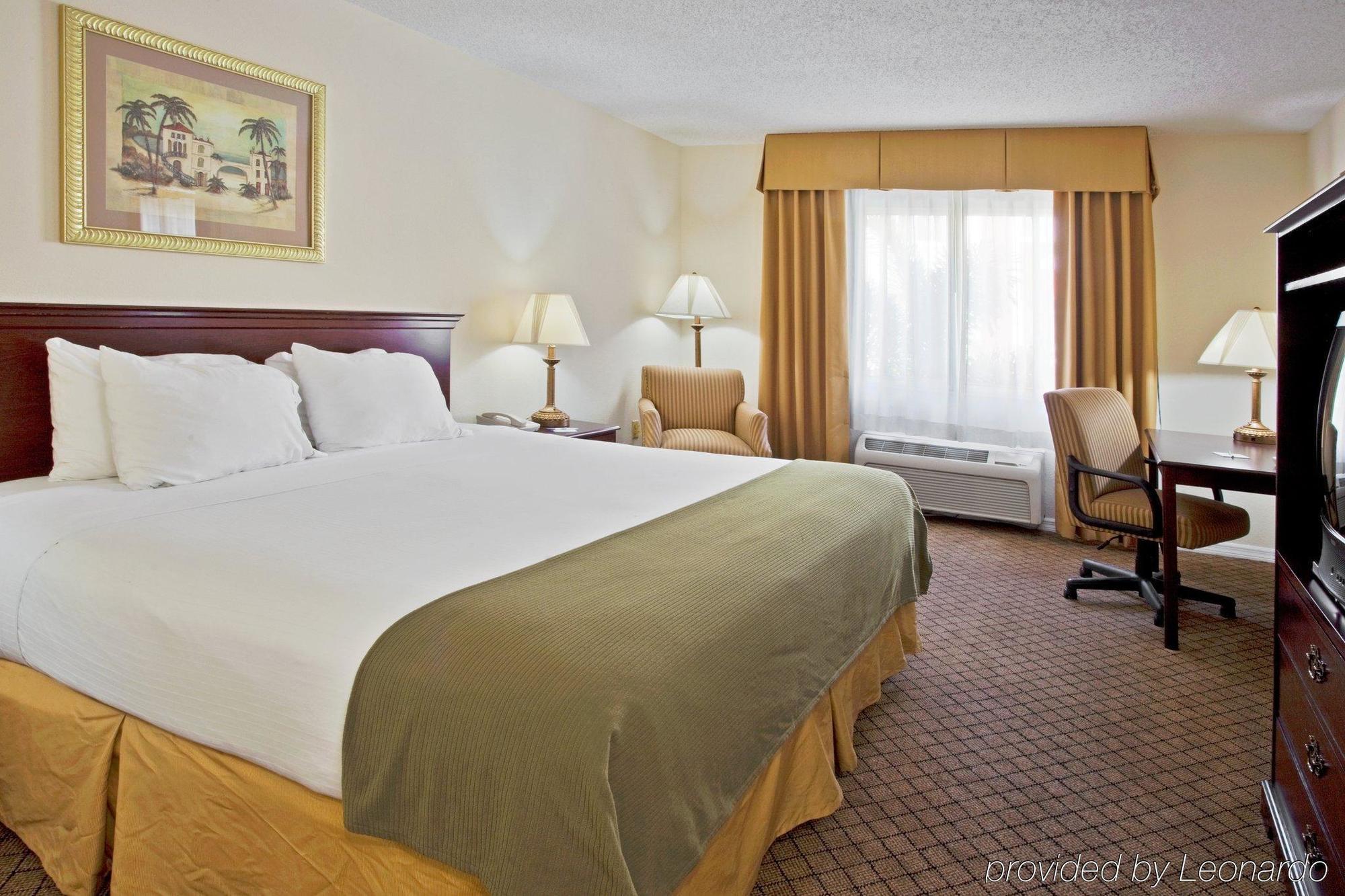 Holiday Inn Express Hotel & Suites Bradenton West, An Ihg Hotel Exterior foto