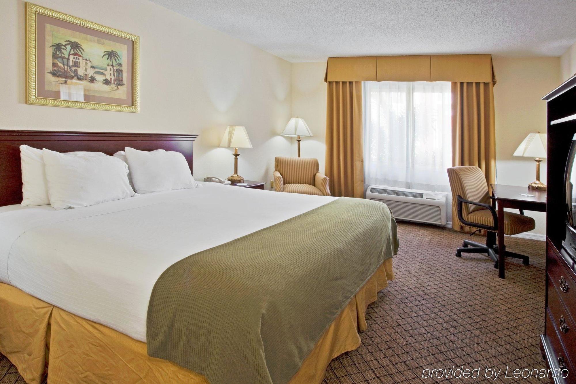 Holiday Inn Express Hotel & Suites Bradenton West By Ihg Exterior foto