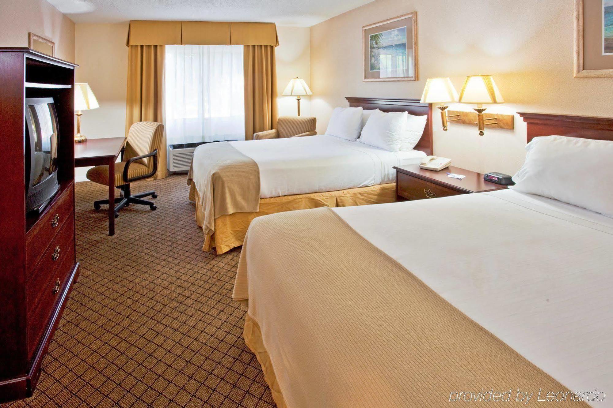 Holiday Inn Express Hotel & Suites Bradenton West By Ihg Exterior foto