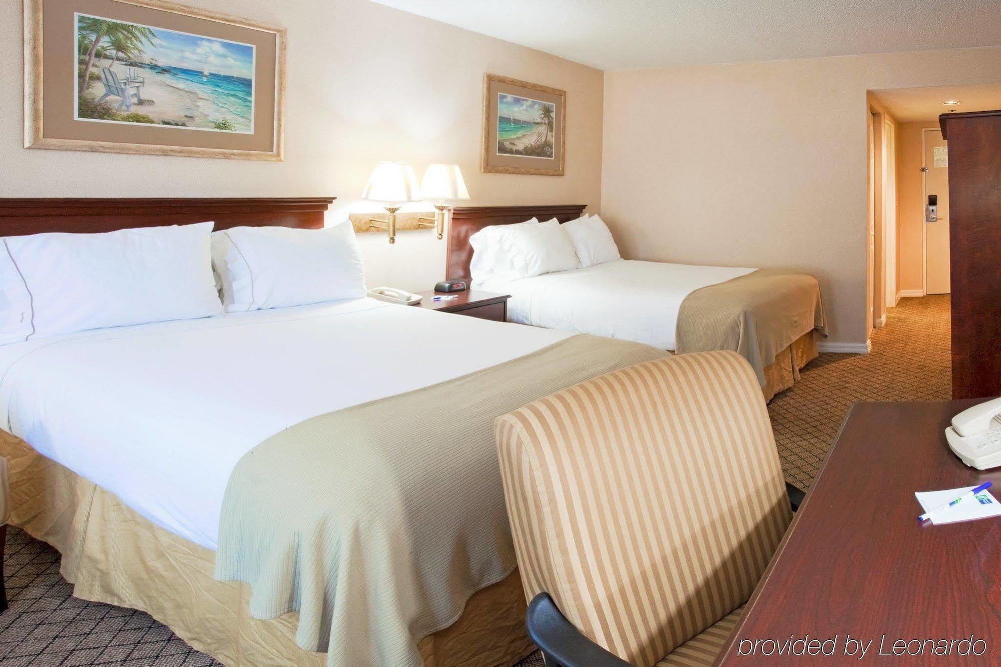 Holiday Inn Express Hotel & Suites Bradenton West By Ihg Exterior foto